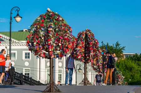 MOSCOW, RUSSIA - 21.09.2015. Trees with locks of lovers on a trees at Tretyakovsky bridgeのeditorial素材