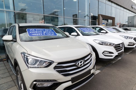 Khimki, Russia - September 12.2016. Several cars Hyundai with an inscription on the windshield - this car can drive after 2 hoursのeditorial素材