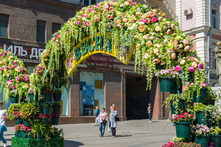 Moscow, Russia -may 14.2016. Kamergersky lane decorated arches with a flowers - Spring Festival Moscowのeditorial素材