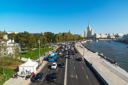 Moscow, Russia - September 23. 2017. Traffic on Moskvoretskaya embankment of Moskva River.のeditorial素材