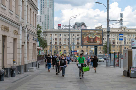 Moscow, Russia - Jan 2. 2019 People on Zatsepsky Val Street on Garden Ringのeditorial素材