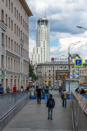 Moscow, Russia - Jan 2. 2019 People on Zatsepsky Val Street on Garden Ringのeditorial素材