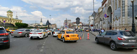 Moscow, Russia -06 Aug 2020. Taxi traffic on the square in front of the Kazansky railway stationのeditorial素材