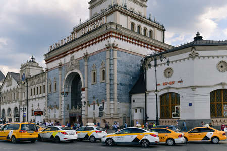 Moscow, Russia -06 Aug 2020. Many taxi cars in front of the Kazansky railway stationのeditorial素材