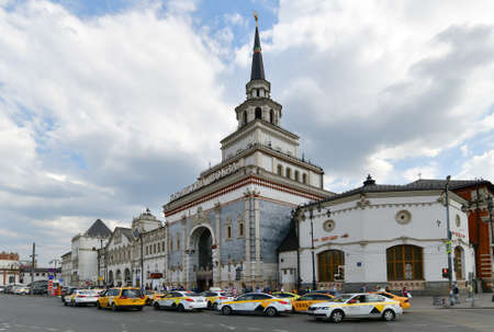 Moscow, Russia -06 Aug 2020. Many taxi cars in front of the Kazansky railway stationのeditorial素材