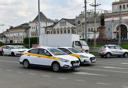 Moscow, Russia -06 Aug 2020. Taxi traffic on the square in front of the Kazansky railway stationのeditorial素材