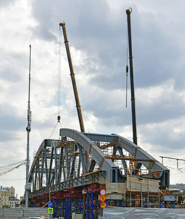 Moscow, Russia -06 Aug 2020. Construction of a railway bridge on Komsomolskaya squareのeditorial素材