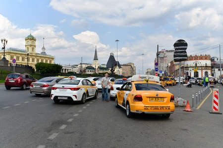 Moscow, Russia -06 Aug 2020. Taxi traffic on the square in front of the Kazansky railway stationのeditorial素材