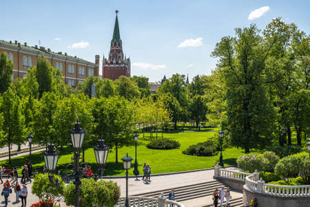Moscow, Russia - May 12. 2018. Alexander Garden overlooking the Kremlin and Trinity Towerのeditorial素材