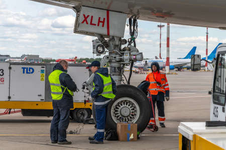 Moscow, Russia - June 6. 2018. Technicians conduct pre-flight preparation of aircraft in Vnukovo airportのeditorial素材