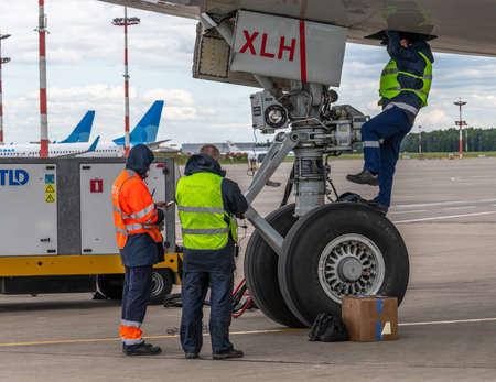 Moscow, Russia - June 6. 2018. Technicians conduct pre-flight preparation of aircraft in Vnukovo airportのeditorial素材