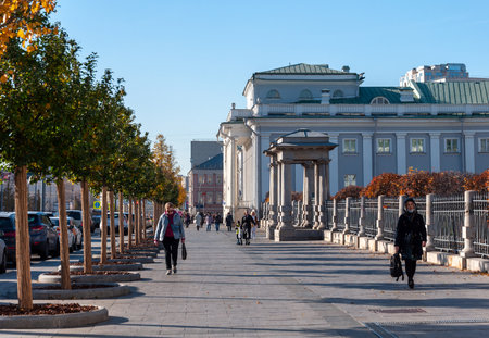 Moscow, Russia - Okt 15. 2021. Sidewalk along Sadovaya-Spasskaya street in an autumnのeditorial素材
