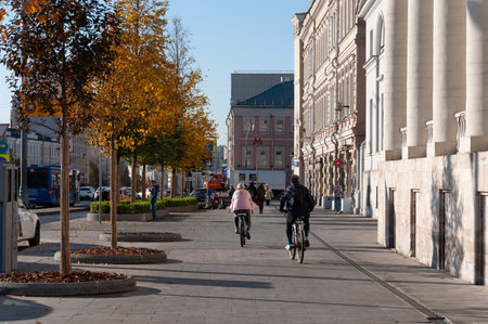 Moscow, Russia - Okt 15. 2021. Sidewalk along Sadovaya-Spasskaya street in an autumnのeditorial素材