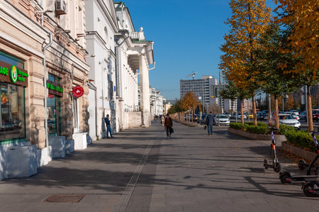 Moscow, Russia - Okt 15. 2021. Sidewalk along Sadovaya-Spasskaya street in an autumnのeditorial素材