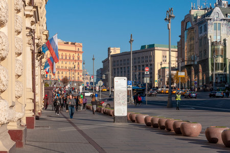Moscow, Russia - Okt 15. 2021. Teatralny proezd one of main streets in the city centerのeditorial素材