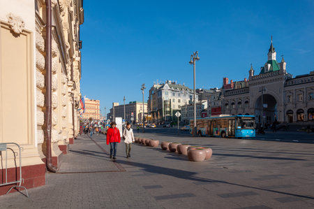 Moscow, Russia - Okt 15. 2021. Teatralny proezd one of main streets in the city centerのeditorial素材