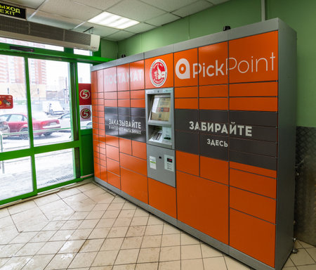 Moscow, Russia - Dec 26. 2021. Postamat PickPoint in the lobby of Pyaterochka storeのeditorial素材