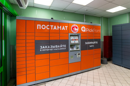 Moscow, Russia - Dec 26. 2021. Postamat PickPoint in the lobby of Pyaterochka storeのeditorial素材