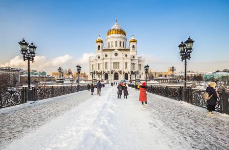 Moscow, Russia - February 6, 2018: Tourists are photographed against the Cathedral of Christ the Saviour on a frosty February day. Moscowのeditorial素材