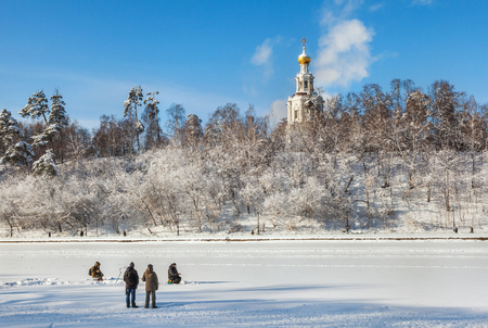 Moscow, Russia - February 01, 2018: Fishing people on the Moscow river on the background of the Ñhurchのeditorial素材