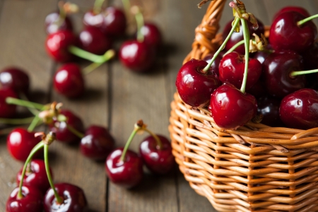 Ripe cherries in wicker basket basket, food close upの写真素材