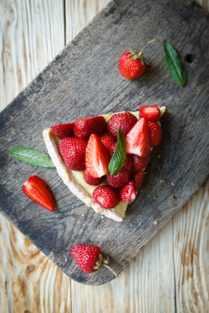 piece of tart with custard and strawberries, topの写真素材