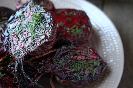 roasted halves of young beets with herbs, food close upの写真素材