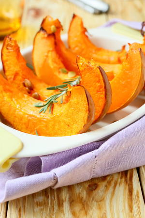 roasted pumpkin in baking dish, food close upの写真素材
