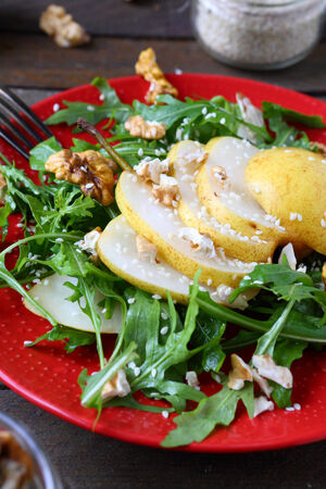 juicy slices of pear and walnut, food close upの写真素材