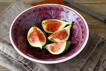 pieces of figs in a bowl, food close upの写真素材