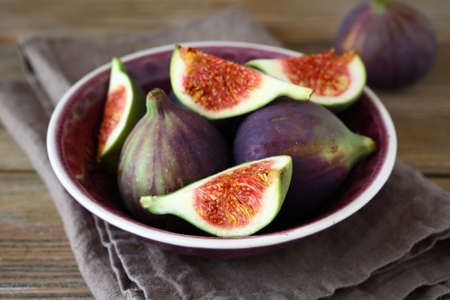 Fresh figs in a bowl on napkin, food close upの写真素材