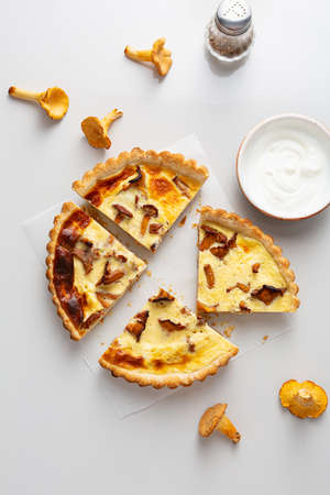 Sliced chanterelle quiche on white tableの写真素材