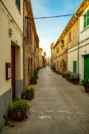 Evening tour through the ancient old town of AlcÃºdia