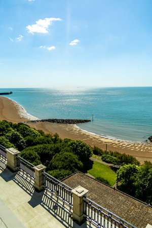 Welcome to England - First sightseeing tour in the beautiful harbour town of Folkestone - Kent -...