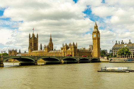 A short city stroll and exploration tour through the metropolis of London along the famous sights on...