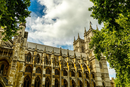 A short city stroll and exploration tour through the metropolis of London along the famous sights on...