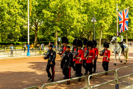 A short city stroll and exploration tour through the metropolis of London along the famous sights on...