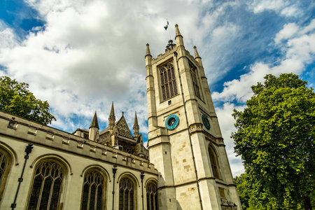 A short city stroll and exploration tour through the metropolis of London along the famous sights on...