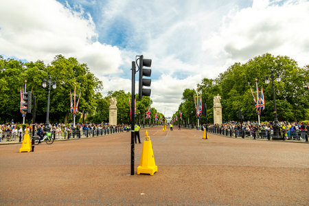 A short city stroll and exploration tour through the metropolis of London along the famous sights on the River Thames - United Kingdomの写真素材