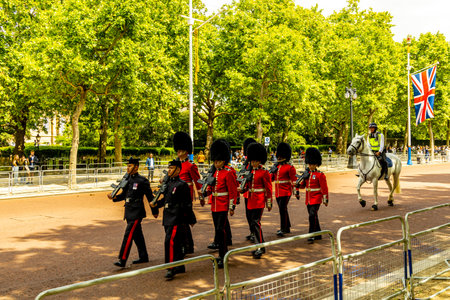 A short city stroll and exploration tour through the metropolis of London along the famous sights on...