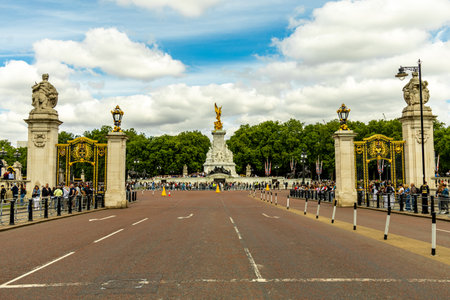 A short city stroll and exploration tour through the metropolis of London along the famous sights on the River Thames - United Kingdomの写真素材