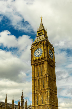A short city stroll and exploration tour through the metropolis of London along the famous sights on...