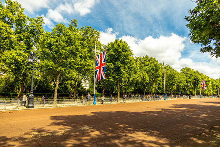 A short city stroll and exploration tour through the metropolis of London along the famous sights on the River Thamesの写真素材