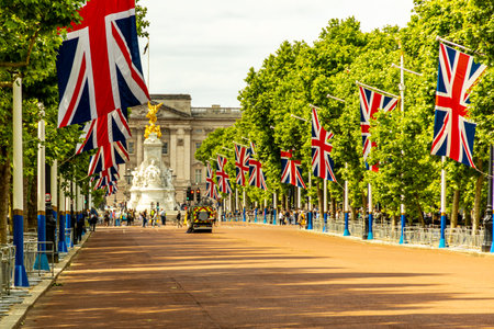 A short city stroll and exploration tour through the metropolis of London along the famous sights on the River Thames - United Kingdomの写真素材