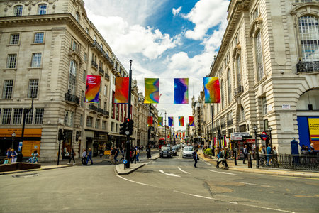 A short city stroll and exploration tour through the metropolis of London along the famous sights on...