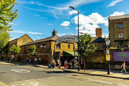 A short city stroll and exploration tour through the metropolis of London along the famous sights on...