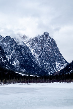 A round of cross-country skiing in the Three Peaks Nature Park from Dobbiaco to Lake DÃ¼rrensee - South Tyrol - Italyの写真素材