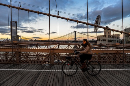 New York/USA - 1/3/18 - People crossing the bridge at Sunsetのeditorial素材