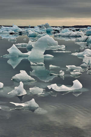 JÃ¶kulsÃ¡rlÃ³n literally means "glacier lagoon", and is the largest of the country's proglacial lakes. The lagoon is located on the south coast between HÃ¶fn and VatnajÃ¶kull Park.の写真素材