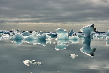 JÃ¶kulsÃ¡rlÃ³n literally means "glacier lagoon", and is the largest of the country's proglacial lakes. The lagoon is located on the south coast between HÃ¶fn and VatnajÃ¶kull Park.の写真素材